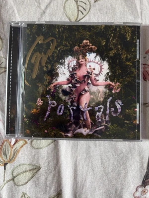 Signad Portals Album CD - Portals Album i CD-format, signerad av Melanie Martinez. Köpt under försläppet av artistens album och skivan är aldrig använd, den har använts som dekor för min kollektion. I helt nytt skick och redo att skickas redan idag!