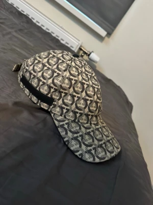 Ferregamo Keps - Hej säljer en fin äkta ferregamo keps, inköpt för ca 270 dollar. Äkthetsbevis medföljes, möts även i stockholm. För mer info skriv mer