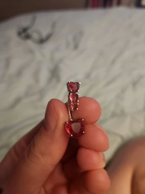 Söt navelpiercing - En jätte söt navelpiercing från Shein som bara är använd ca 2ggr. Säljer då den inte riktigt passar min stil. Rostfritt stål.