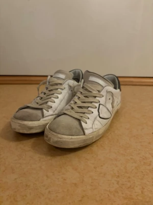 Skor Philippe Model - Skick: 6/10. Nypris: 3600 kr.