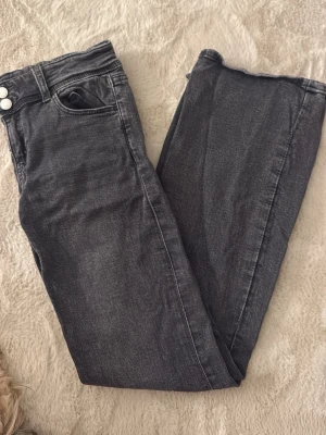 Bootcut jeans - Snygga bootcut jeans från gina tricot i storlek 158, med knappar på fickorna