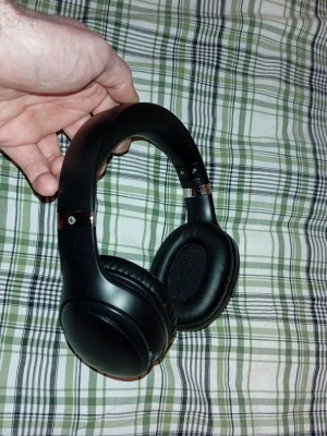 Svarta over-ear hörlurar -  Nypris var 499:- Snygga svarta over-ear hörlurar med vadderade kåpor och justerbart huvudband. Hörlurarna har en stilren design med mattsvart plast och mjuka öronkuddar i konstläder för extra komfort. Perfekta för musik, gaming eller film.