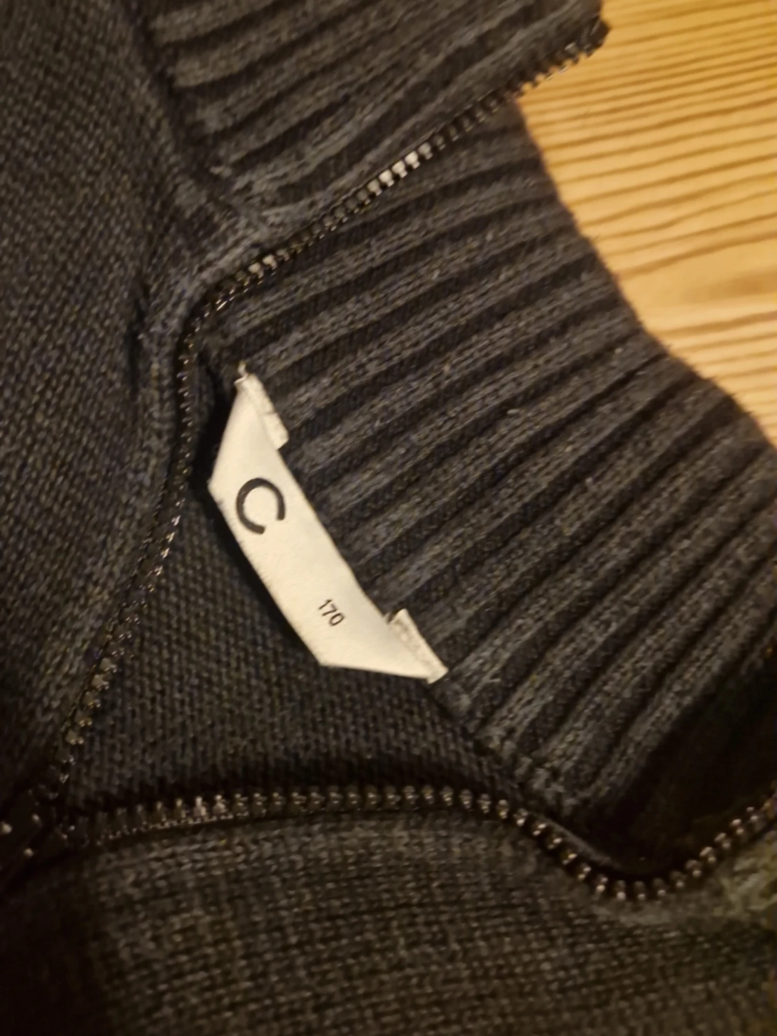 Svart stickad tröja med halv dragkedja - 2