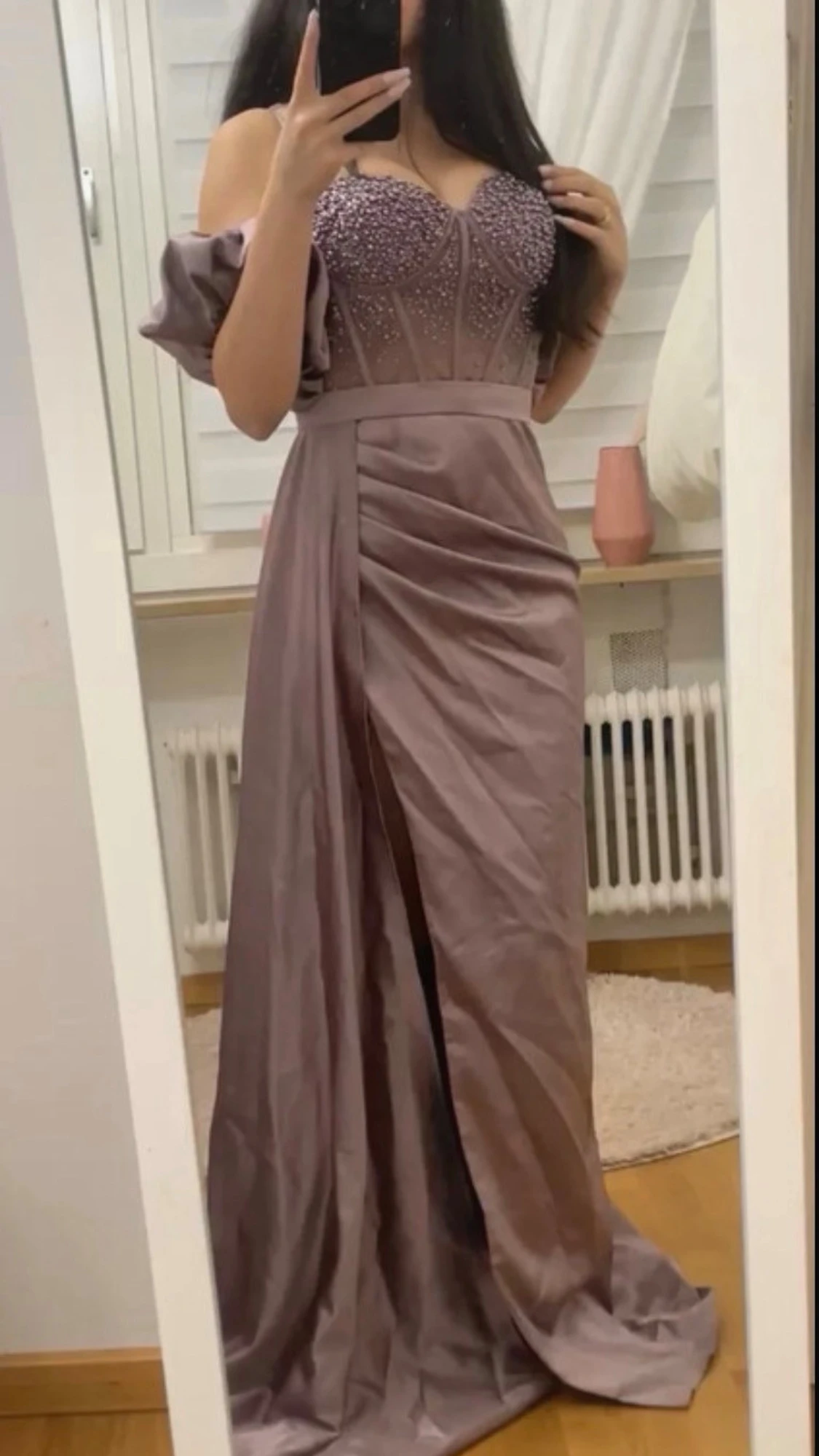 Lång lila klänning med slits - 1