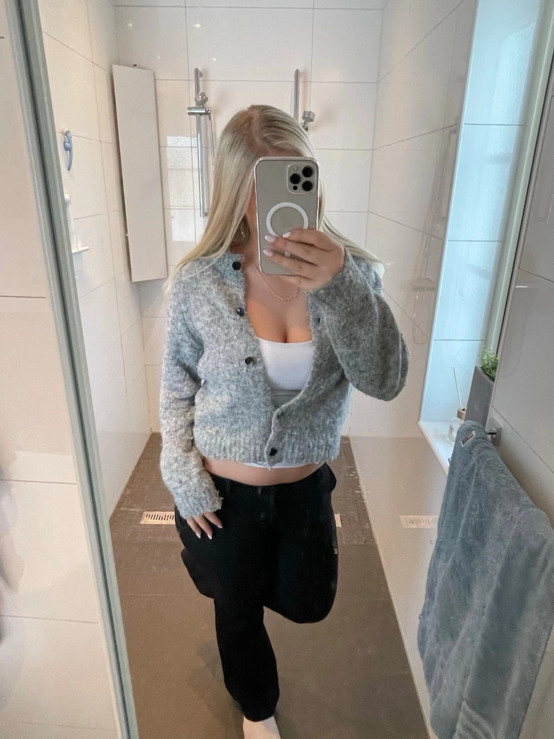 Grå cropped kofta med knappar - 1