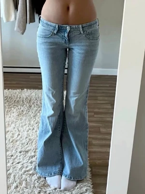 Lågmidjade flare jeans  - Ljusblåa lågmidjade flare jeans från Gina Tricot. Använda fåtal gånger så som nya. Nypris 399kr. Långa på mig som är 168cm. Storlek 38 men sitter som S. Säljer då jag har ett par till. Tryck gärna på köp nu. 