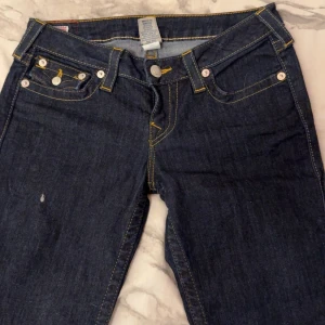 True religion jeans - True religion med flap pockets i storlek W29  Köpta i USA (tror ej de säljs längre)   Aldrig använda då de e för stora för mig   Midja cirka 79cm  Innermått: 86   Nypris: 1599kr