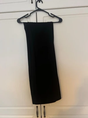 Svarta utsvängda byxor  - Säljer dessa byxor har knappt använt dem kolla sista bilden så ser man att man kan knyta sidan 🖤