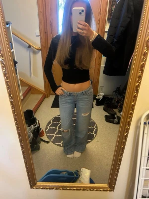 Ljusblå slitna jeans - superfina loose jeans med hål! använda cirka 3 gånger ❤️bara att höra av sig om frågor eller pris! 