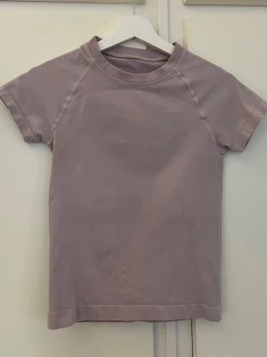 Träningströja  - Säljer denna tränings T-shirt i storlek M. Sitter super snyggt🩷