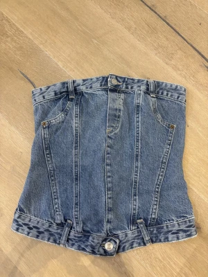Blå jeans korsett tubtopp - Säljer en blå jeans fest topp i storlek S. Den är ifrån Zara❣️