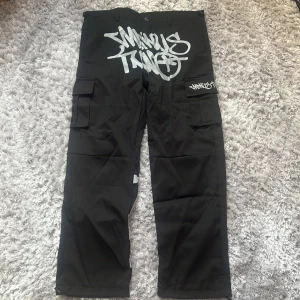 Minustwo Cargo Pants Svarta Y2K UK Stil byxor storlek L - Säljer dessa Minustwo byxorna ja köpte, 10/10 utmärkt skick aldrig använda så nyskick, inga defekter! Skickar samma dag me både postnord o instabox 🟥⚡️💯