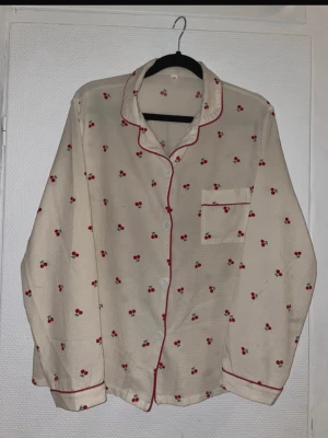 Mönstrad pyjamas  - Supergullig pyjamas med körsbärs-mönster, storlek M.   Kom gärna med bud!✨