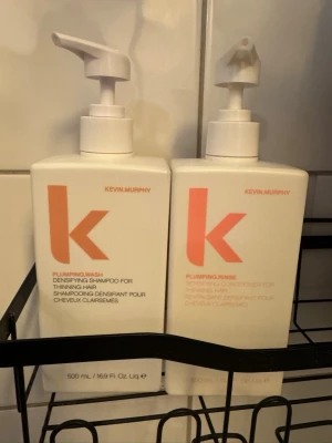 Kevin Murphy Plumping Wash & Rinse - Säljer ett set med Kevin Murphy Plumping Wash och Plumping Rinse. Båda flaskorna är vita med rosa text och har praktiska pumpfunktioner. Innehåller 500 ml vardera och är speciellt framtagna för att ge volym till tunt hår.
