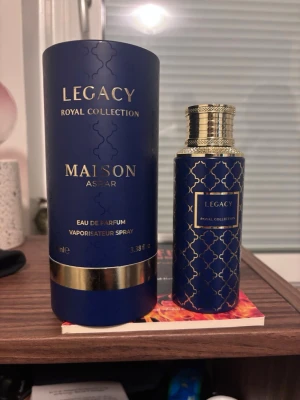 Maison Asrar Legacy parfym - Lyxig parfym från Maison Asrar, Legacy Royal Collection. Det är 100 ml flaska men den är inte mycket använd. 90-95ml är kvar. 