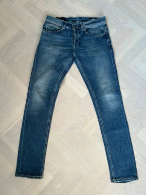 Dondup George Jeans - Tja säljer nu dessa riktigt snygga Dondup jeansen i storlek 32 där nypriset är cirka 4000kr och modellen är George, skick 9/10 vid minsta lilla fundering så är det bara att höra av sig!  Mvh Santén