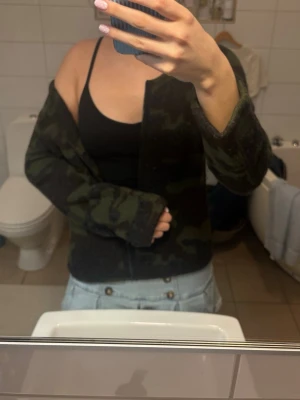 Kamouflage kofta - Jätte cool och unik stickad kofta med kamouflage mönster. Passar jätte bra vardagligen och är varm och skön.