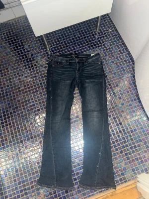 Low waist jeans från True religion - Säljer dessa super snygga jeans från True religion som tyvärr ej kommer till andvändning. Är lite slitna längst ner men inget som syns vid andvändning. TAR GÄRNA EMOT PRIS FÖRSLAG💗