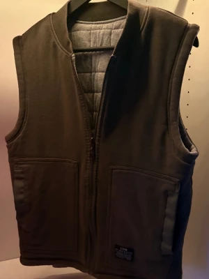 Mörkgrå vadderad väst från Core - Grön vadderad väst från Jack & Jones Core. Skick 9/10, Storlek S