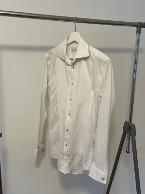 John Henric Vit Smoking Skjorta  - Väldigt fin och sparsamt använd John Henric smoking skjorta, pris kan diskuteras vid snabb affär.