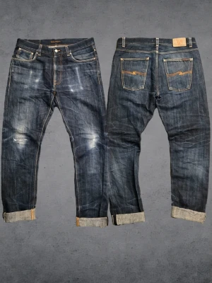 Nudie jeans selvedge slevage  - Säljer mina extremt sällsynta Nudie Dry Hemp Selvedge från den numrerade Indigo Bloodline- kollektionen. Detta är par 152 av endast 178 i hela världen, en av Nudies mest begränsade utgåvor någonsin (släpptes till 15-årsjubileet 2016). Storlek: 34/34 Modell: Lean Dean Jag är 180 cm /73 kg (brukar ha 32/32) och bär dem 'baggy' med bälte och uppvik för att visa selvedge-kanten. Helt annan nivå än Nudies vanliga limited editions som ofta görs i tusentals ex. Observera att ett hål lagats på ena benet