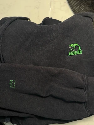 Svart Hov1 hoodie med grön logga - Intresekoll på min hov1 tröja💕                           skriv prisförslag så kan vi försöka komma överens om något pris