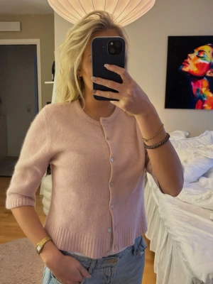 Mohair kofta - Säljer denna super söta kofta i mohair💞På lappen står det XL men jag har storlek S/XS och den sitter perfekt!