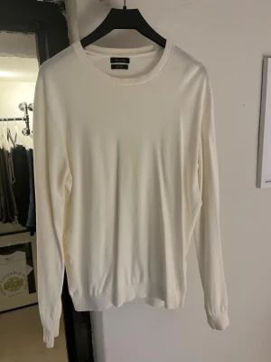 Vit tröja från Massimo Dutti - Klassisk vit tröja från Massimo Dutti, nypris 500kr. För fler frågor eller funderingar är det bara att höra av sig mvh Jonte 