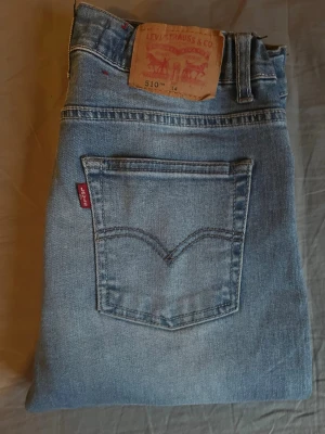 Levi's 510 ljusblå slim jeans - Säljer ett par ljusblå Levi's 510 jeans bra skick 
