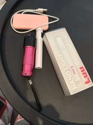 Flera Hand Light nagellampa  - Nagel lampa UV ljus, säljs i kit eller separat, ljus rosa kostar 50, rosa kostar 50, vita på bordet kostar 50, vita i låda kostar 100. 190 för alla