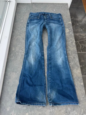 Lågmidjade jeans wangler  - Så snygga jeans som tyvärr inte passar mig och har därför ingen bild på! Midjemått tvärsöver: 38-39cm Midjehöjd: 18cm Inerbens längd: 77cm. Jeans är lite nötta på några ställen, men det finns inga håll på något sätt, utan de är bara slitningar🩷
