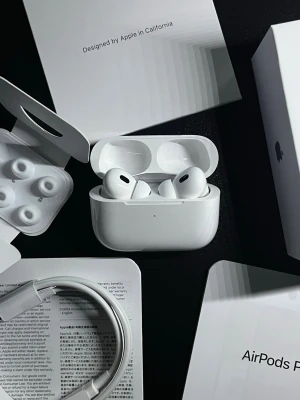 Apple AirPods Pro trådlösa hörlurar - Säljer ett par vita Apple AirPods Pro med laddningsetui. Hörlurarna har en stilren, kompakt design och levereras med utbytbara silikonpluggar för bästa passform. Perfekta för dig som vill ha grymt ljud och brusreducering i ett smidigt format.