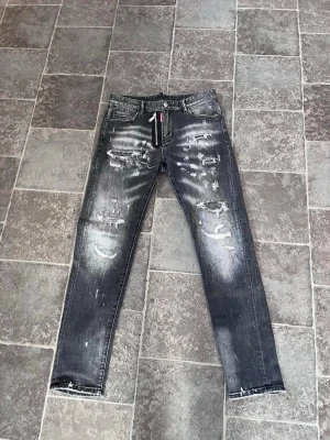 Dsquared2 jeans - Dsquared jeans i storlek 52. Riktigt snygga och inga defekter. 