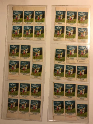 Samling Finlands Barn välgörenhetsmärken - Säljer en samling äldre välgörenhetsmärken med texten 'Finlands Barn'. Märkena har motiv av två barn i färgglada kläder mot en grön och blå bakgrund. Märkena är tryckta på papper och sitter i plastfickor, perfekta för samlare av filateli eller nostalgi.