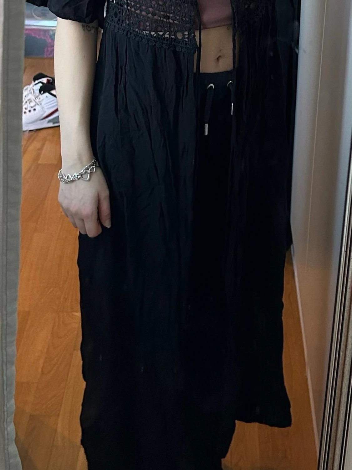 Svart strandklänning med spetsdetaljer