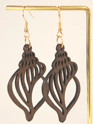 Ultralätta Bruna örhängen i trä med snäckform -  Eleganta örhängen med en kombination av trä och naturmotiv.  Perfekt för att komplettera din stil med en naturlig och bohemisk touch.  Trädelen är ca 5 cm lång. Motivet är fäst på högkvalitativa örhänges-krokar i rostfritt stål.  Nya med etikett.