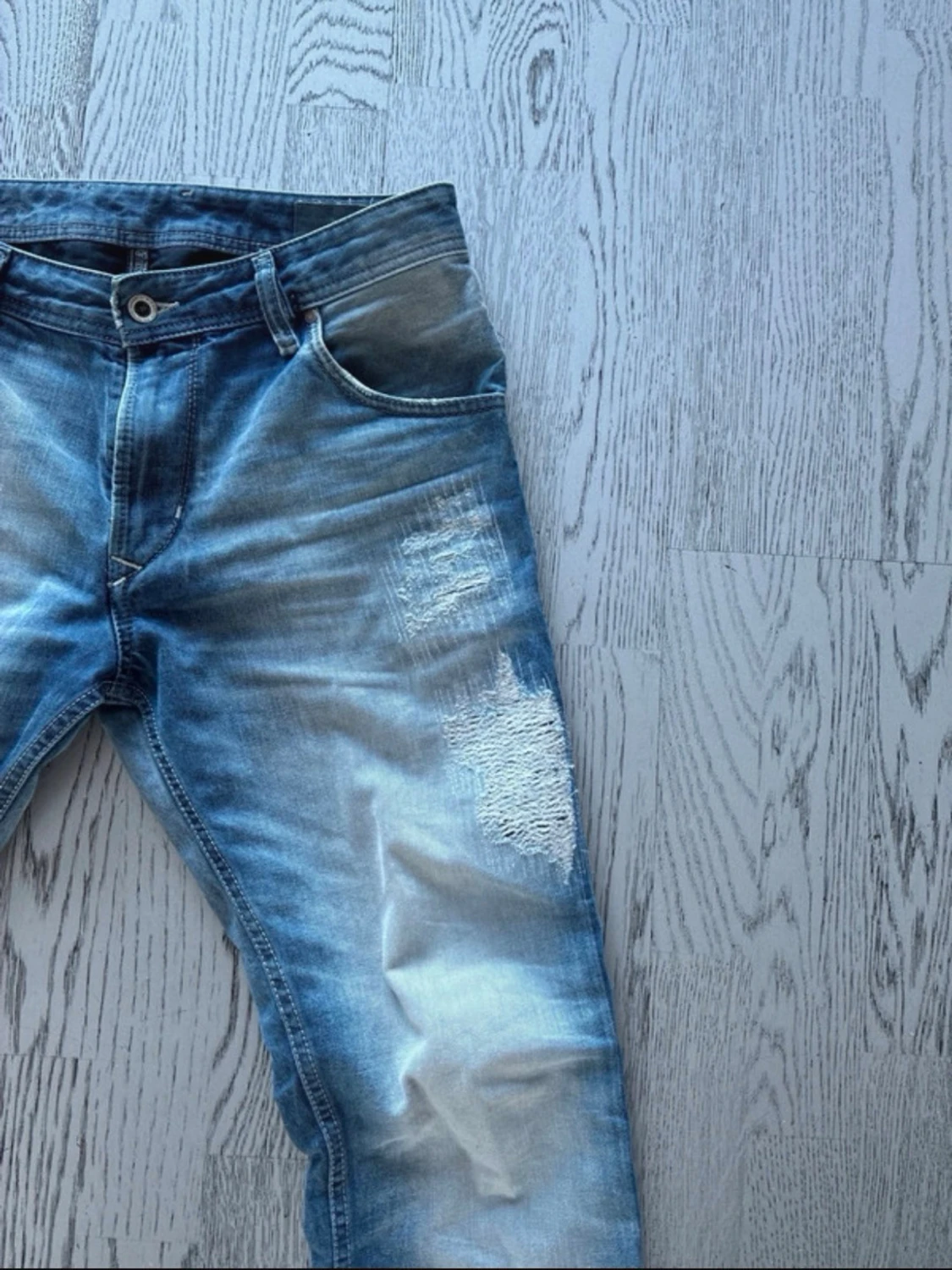 Blå slitna jeans med patchdetaljer - 1