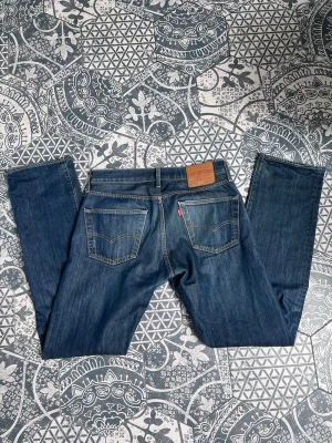 Levi's jeans 31/34 - Klassiska blå jeans från Levi's 501! | Använda en del men i bra skick! Lite solblekt endast! | Nypris: 1,149 SEK | Vid frågor eller funderingar finns jag i DM! 📩Mvh CVB Closet