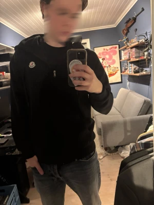 Svart Moncler hoodie -  Den är helt perfekt förutom att scanen på insidan funkar inte, tror de blivit något fel när den skickades och den suddats ut lite. (pris kan diskuteras)