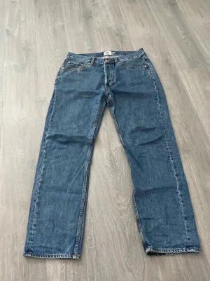 Blå raka jeans från lager 157 - Klassiska blå jeans från lager 157 med rak passform och fem fickor. Jeansen har en tidlös look med normal midja och är gjorda i slitstark denim. Perfekta för dig som gillar en enkel och clean stil.