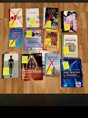 Kurslitteratur  - Säljer kurslitteratur😊  - Äldres hälsa: 200kr  - Etikboken: 200kr  -  - Rehabilitation Research: 300kr - Klinisk psykiatri: 150kr - Medicin: 350kr - Fundamentals of Anatomy &  Physiology: 350  - Joint structure and function: 300kr  Vissa böcker har lappar, för de sidor jag  haft mest nytta av. Kontakta mig vid intresse 💗Paketpris: 2000kr
