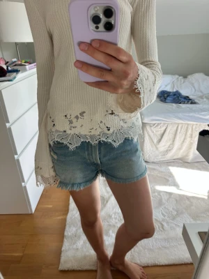 Bik bok jeansshorts - Så snygga och använda endast två gånger😍😍De är egentligen i storlek 38 men jag har vanligtvis 34 i nederdelar