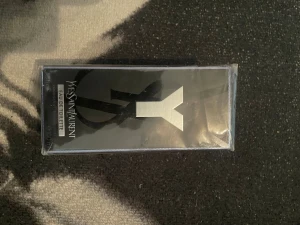 Yves Saint Laurent Y Eau de Toilette - Säljer en parfym från Yves Saint Laurent, Y Eau de Toilette. Flaskan kommer i en elegant svart förpackning med en stor silverfärgad Y-logga på framsidan. Modern och stilren design som passar perfekt för dig som gillar exklusiva dofter.