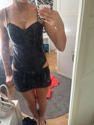 svart body - fin body från H&M, endast använd en gång!🩷