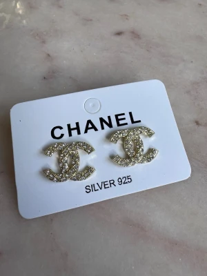 CC guld örhängen  - Jättefina örhängen helt nya från förpackningen! Material i Sterling silver 925 rostfria ✨ Skickas inslaget i en liten presentpåse 🎁  Erbjuder snabb leverans postar inom 24 timmar