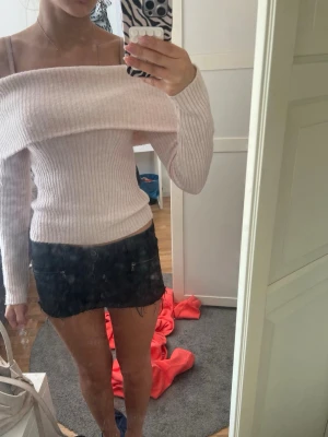 Ljusrosa off shoulder stickad tröja - Supersöt ljusrosa stickad off shoulder tröja från H&M, aldrig använd!🩷
