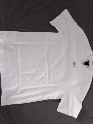 Klassisk vit t-shirt från H&M - Den har lite tjockare tyg med kvalitet. Herrstorlek xs loose fit i nyskick aldrig använd med prislapp