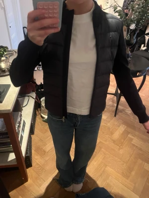 Marinblå moncler cardigan - Säljer en marinblå Moncler cardigan i fint skick. Klassisk och stilren modell som passar till allt. Lätt men varm och perfekt för både vår/höst och kyliga sommarkvällar. Storlek 164 cm men passar mig som är 172 cm.  Säljer då den inte kommer till användning.   Skriv gärna vid frågor eller om du vill ha fler bilder 😊 