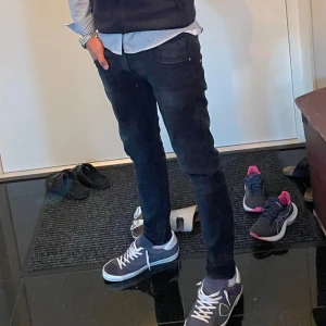 Replay anbass - Säljer dessa mörkgråa replay jeans i bra skick. Dom har tyvärr blivit för små så därför jag säljer. Köpta 1500 i butik, vid snabb affär är priset helt klart diskutabelt 