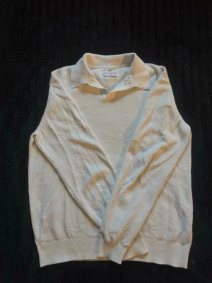 Vit stickad tröja med krage - Säljer en stilren vit stickad tröja från These Glory Days. Tröjan har en klassisk krage och är tillverkad i ett mjukt stickat material. Perfekt för dig som gillar en enkel och clean look med lite extra detaljer. Storlek M men sitter mer som S